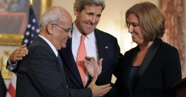 epa03807788 US Secretary of State John Kerry (C) brings Israeli Justice Minister Tzipi Livni (R) and chief Palestinian negotiator Saeb Erekat together for a handshake as they conclude a press conference after Middle East peace talks, at the State Department, in Washington DC, USA, 30 July 2013. Negotiators for Israelis and Palestinians will meet again in the region within two weeks to continue peace talks, US Secretary of State John Kerry said 30 July.  EPA/MIKE THEILER